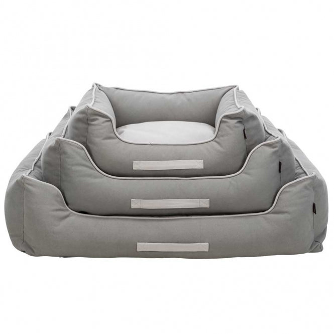 Graue Rechteckige Hundebette gestapelt um die größen zu erkennen